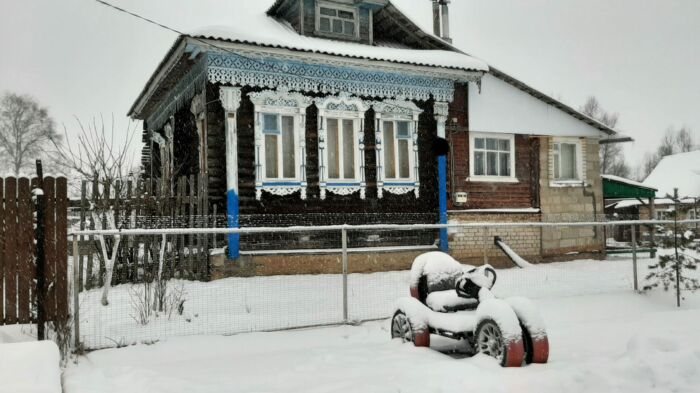 Крыша, прогнили доски, произошло частичное обрушение кровли