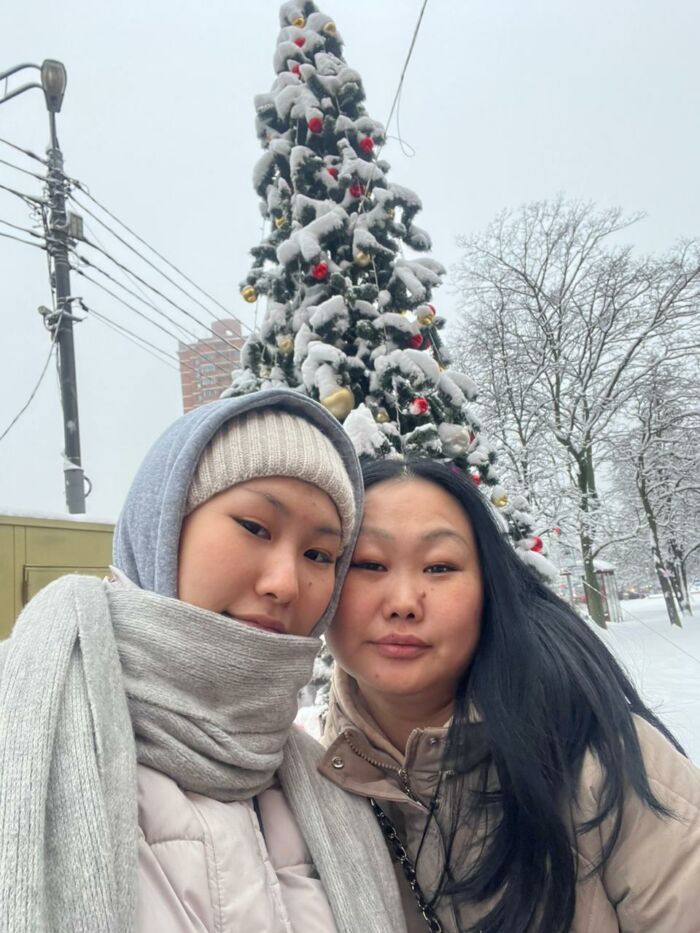 Я и дочка,прилетела в Москву на вторую операцию