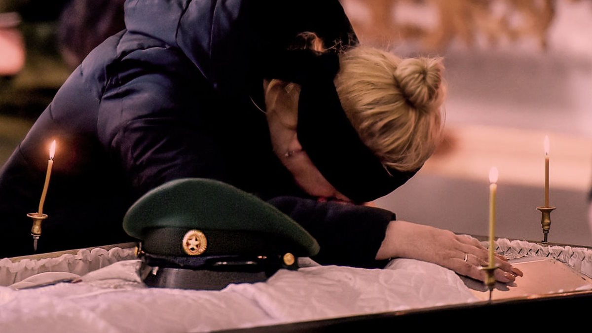 Жена плачет на похоронах мужа в ходе СВО