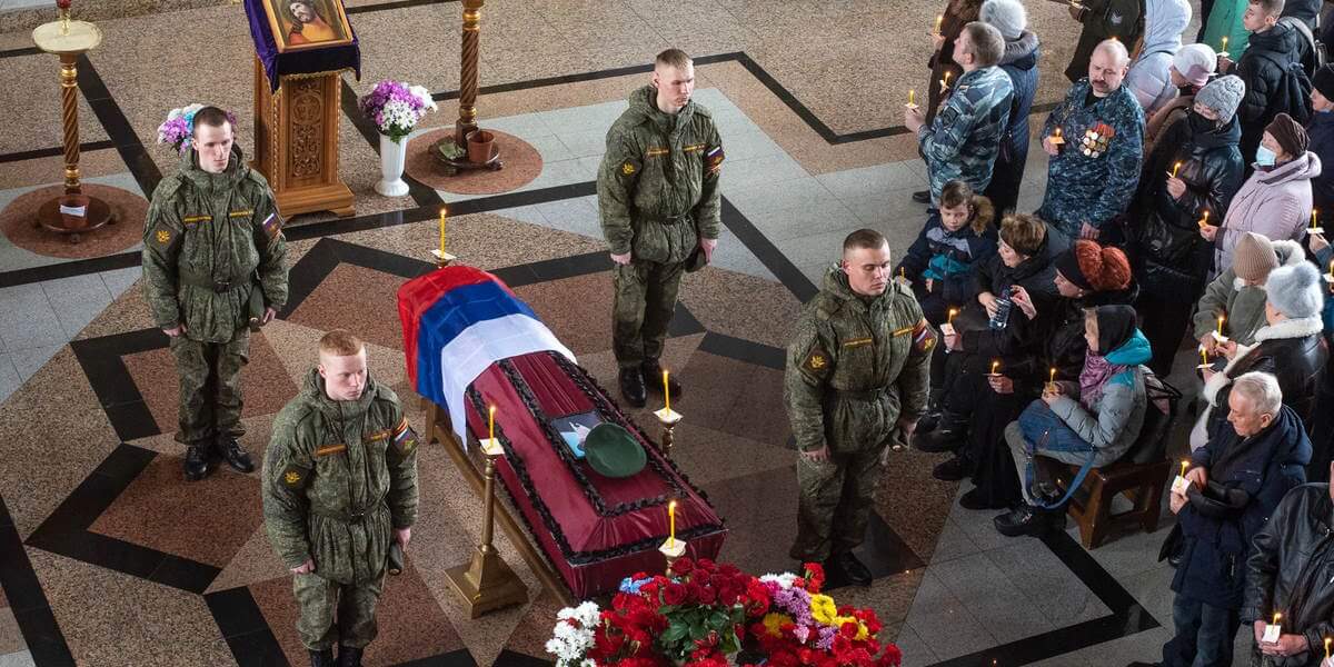 Почетные похороны россиянина-военного