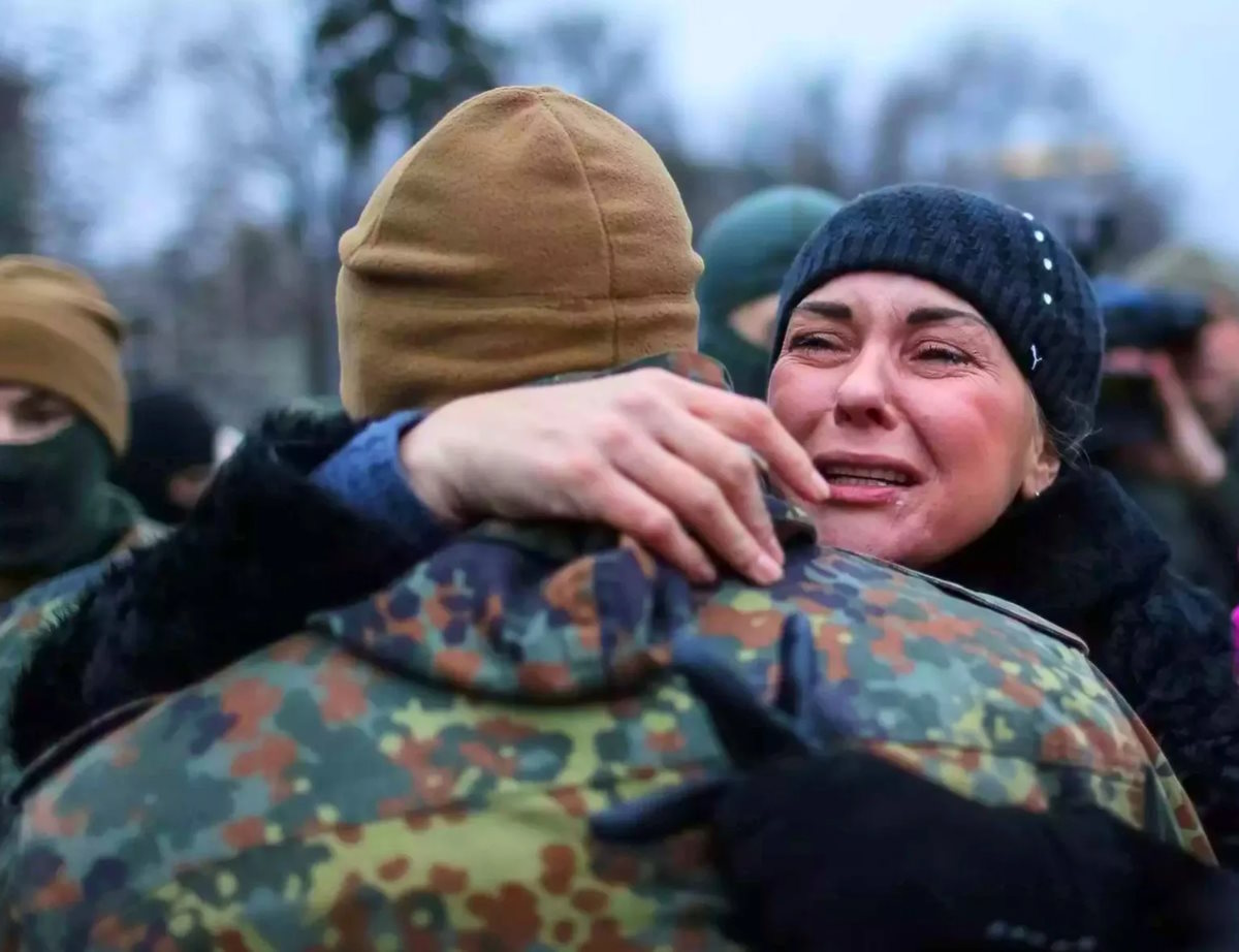Русская женщина плачет с военным