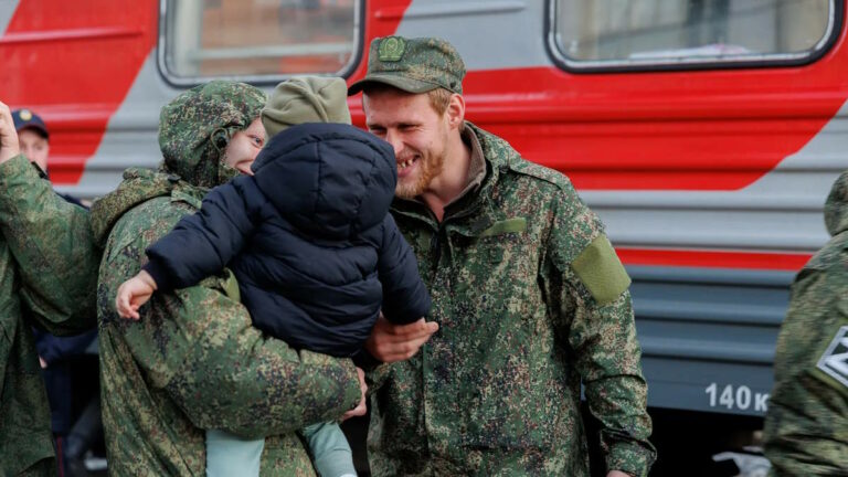 Русские военные с ребенком