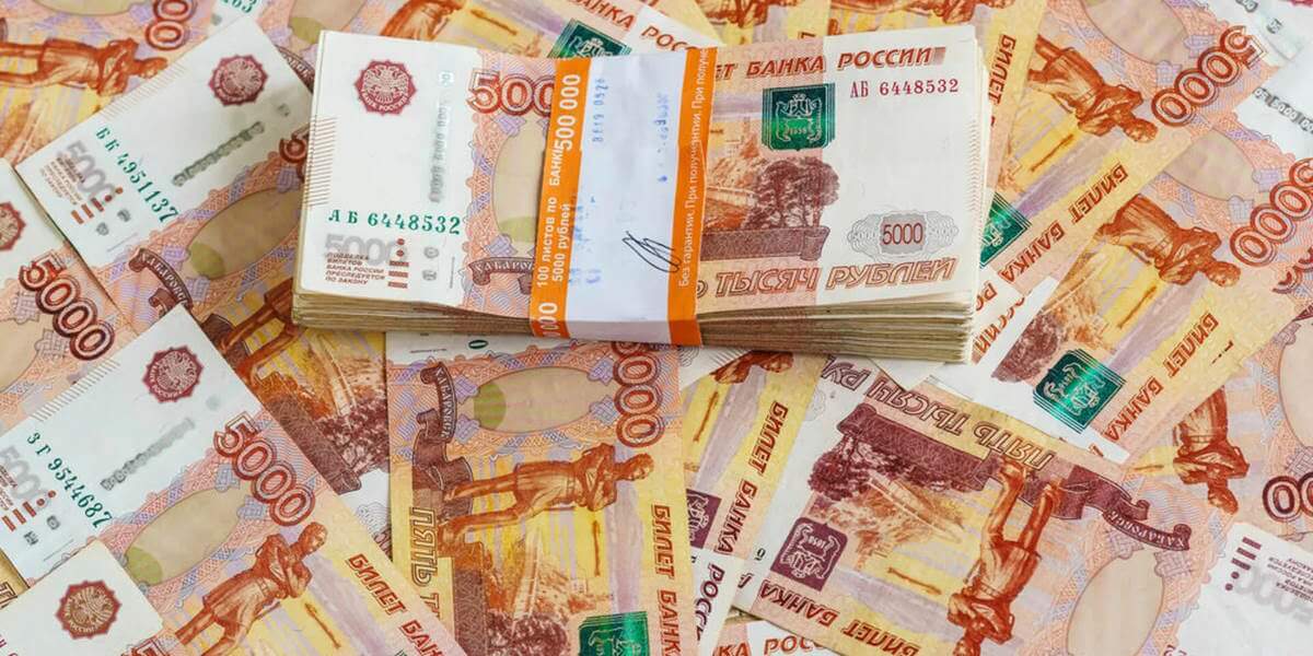 Пачка пятитысячных купюр для выплат военным в РФ
